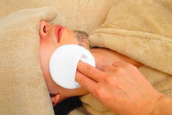 もみあげの皮脂や汚れを除去